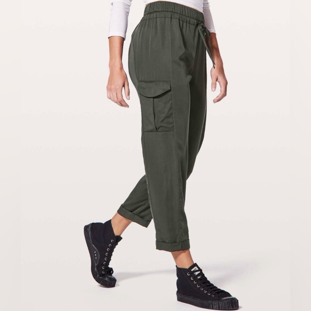 Lululemon Move Lightly Pant *25"
Evergreen size 4 EUC